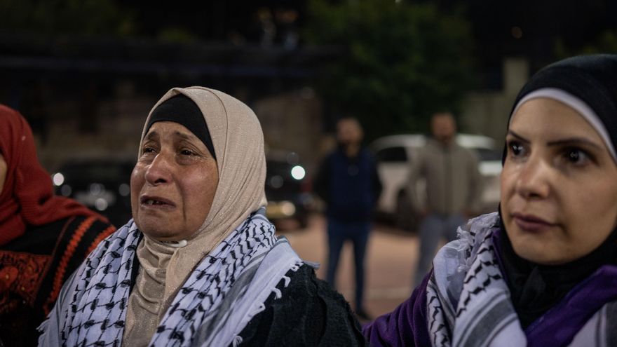 Decenas de personas se concentraron este jueves a las puertas del Centro Recracional de Ramala, en Cisjordania ocupada, para recibir a los presos palestinos liberados, procedentes de la cárcel israelí de Ofer, en el tercer canje de prisioneros por rehenes israelíes de la tregua en la Franja de Gaza. EFE/Magda Gibelli