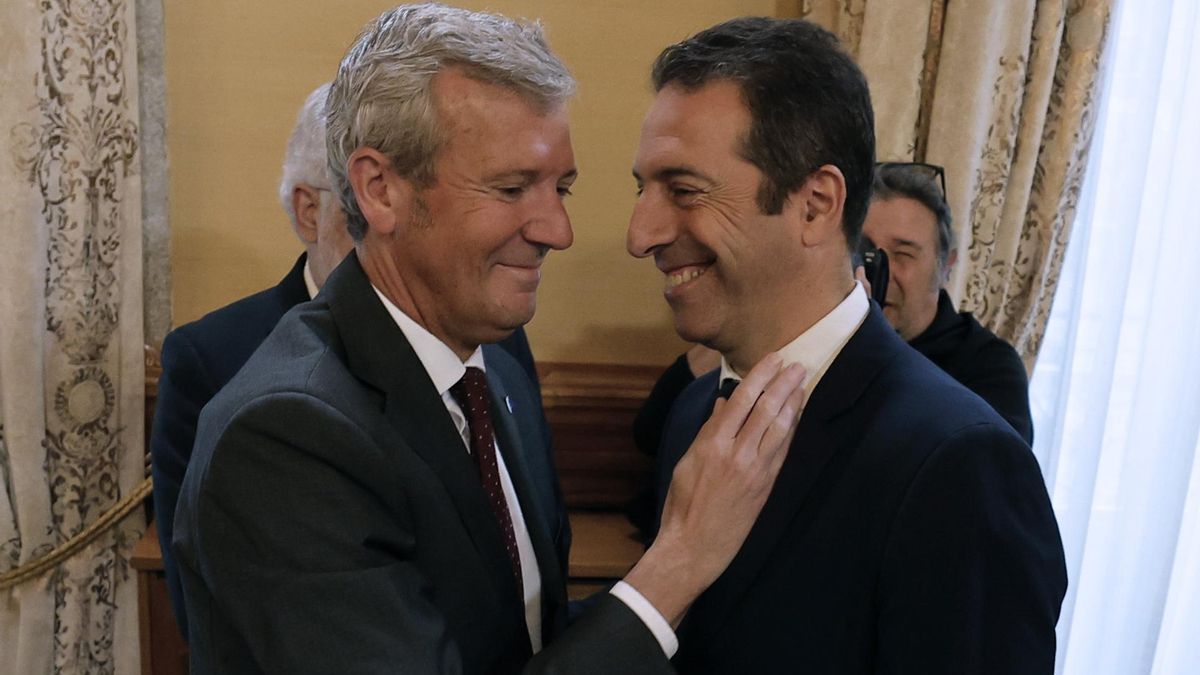 El presidente de la Xunta, Alfonso Rueda (i), saluda al exconselleiro de Mar, Alfonso Villares (d), durante la toma de posesión de su sucesora en el cargo, en Santiago de Compostela. Alfonso Villares dimitió tras una denuncia contra él por agresión sexual.