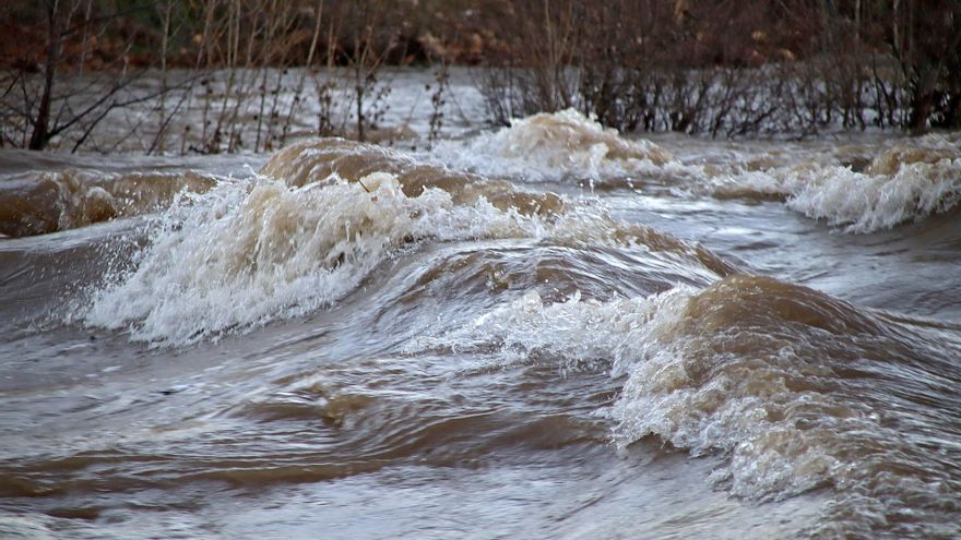 El temporal desborda los ríos de la provincia, corta una carretera en el Bierzo y pone en alerta circular por la A-6
