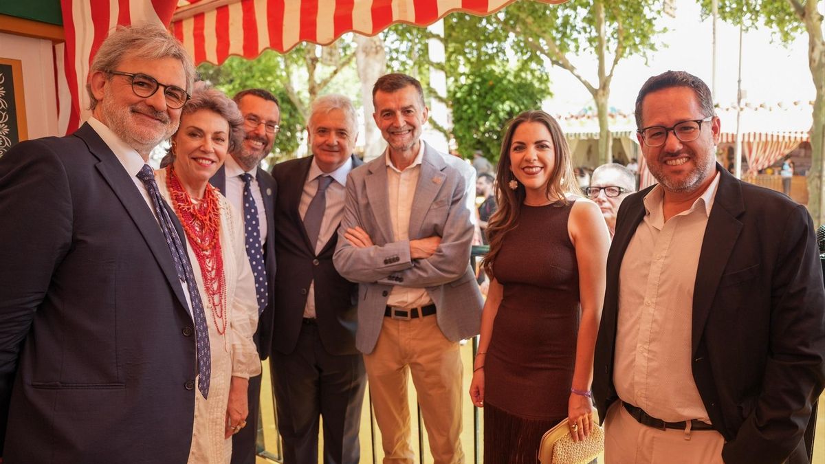 Antonio Maíllo, en el centro, y José Ignacio García, a la derecha, en la caseta de CCOO