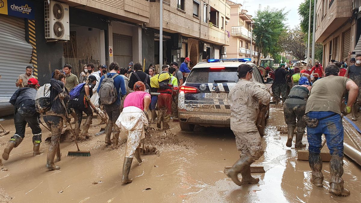 Ciudadanos y policía trabajaron conjuntamente en la limpieza de Paiporta tras la dana.