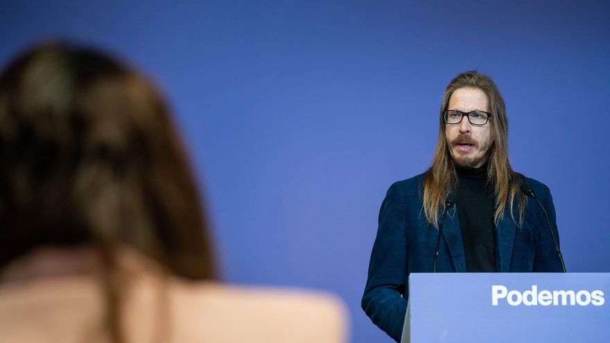 Archivo - El secretario de Organización y portavoz de Podemos, Pablo Fernández, durante una rueda de prensa, en la sede de Podemos, a 19 de febrero de 2024, en Madrid (España).