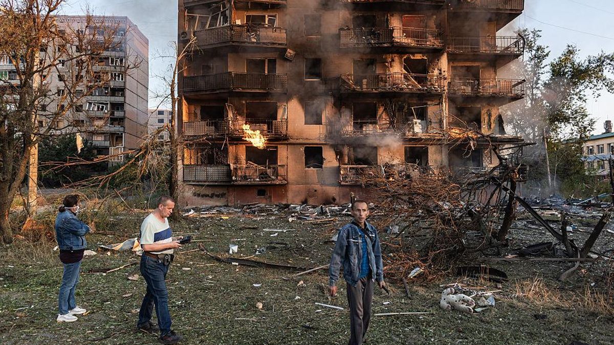 Bomberos ucranianos junto a un edificio de apartamentos incendiado en un ataque ruso en Kostiantynivka, Ucrania, este viernes.