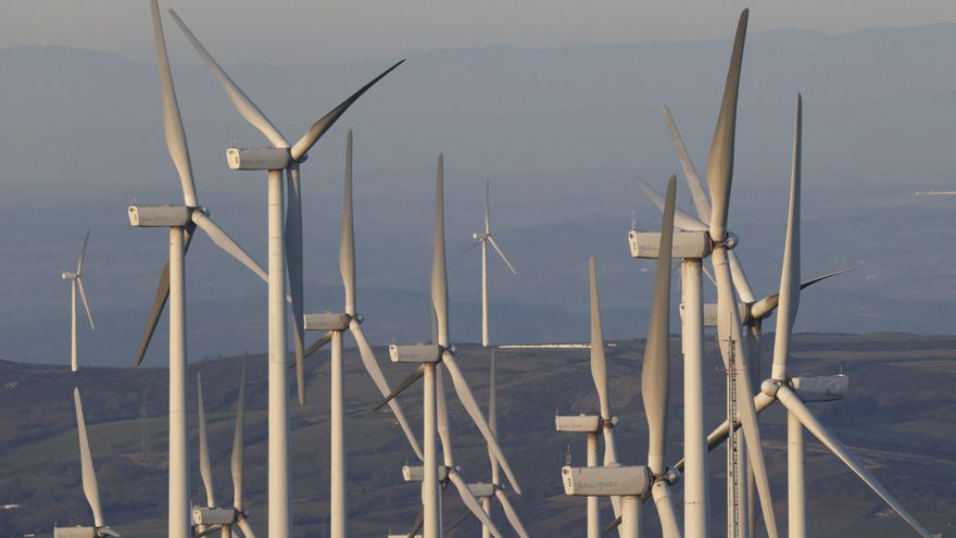 Vista general de los molinos situados en el parque eólico de Monte Faro, en Rodeiro, Pontevedra, en una fotografía de archivo. EFE/Lavandeira jr