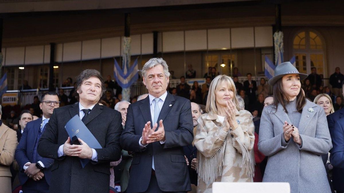 El presiente Milei, junto al titular de la Sociedad Rural, Nicolás Pino, y la vicepresidenta Victoria Villarruel, en 2024.