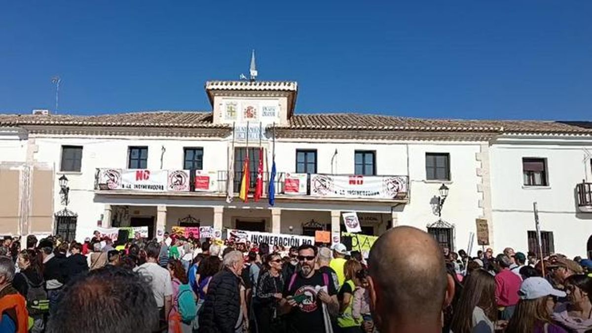 Cientos de personas se manifiestan en Titulcia, Madrid, contra la construcción de una incineradora de residuos
