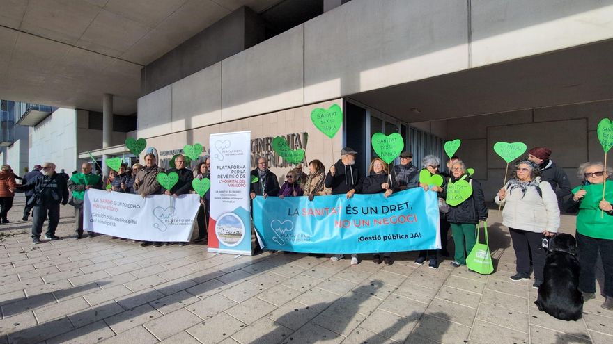 Protestas a las puertas del hospital del Vinalopó tras el caso de los catéteres de Ribera Salud: "¡Sanidad pública, reversión!"