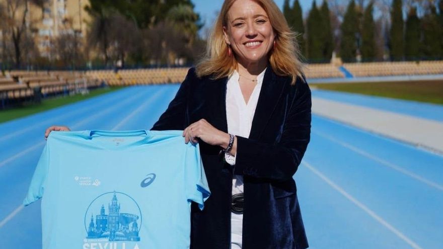 La delegada de Deportes, Carmen Tena, posa con la camiseta del Zurich Maratón de Sevilla 2026.