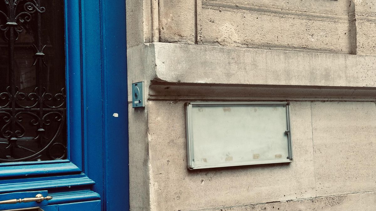Rótulos retirados en la entrada de la antigua Biblioteca Española de París