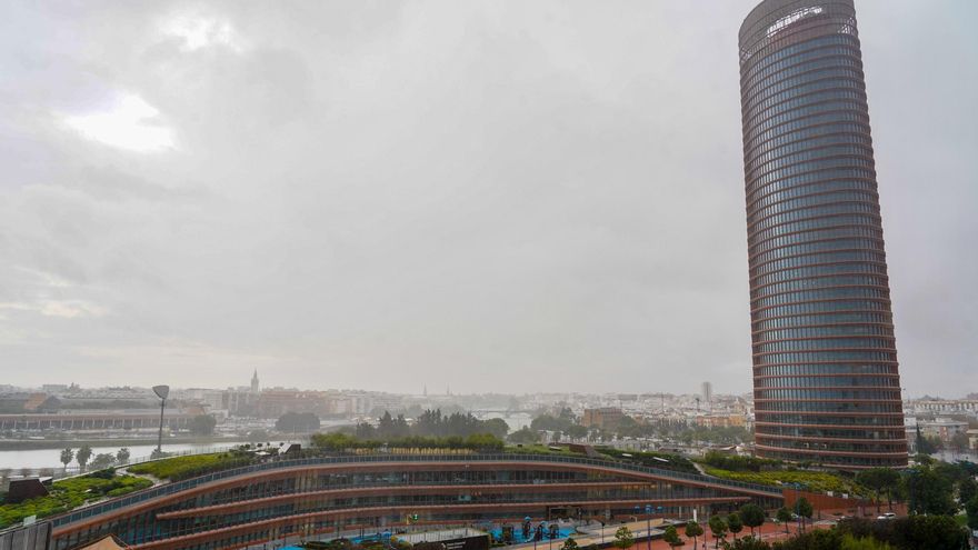 Los restos del huracán ‘Danielle’ llegan como un "muro otoñal" a Andalucía: lluvias abundantes y descenso de 10 grados