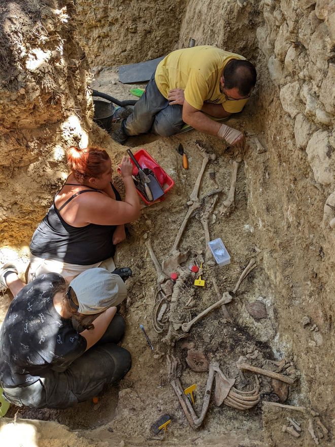 Excavación de la fosa común hallada en Loscorrales