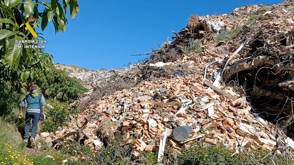 Un vertido ilegal de casi 170.000 toneladas: 12 investigados por deshacerse de residuos de obra en Málaga