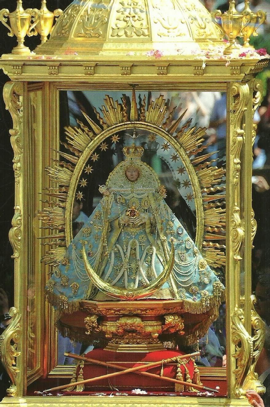 El  Sillón de Viaje de oro de la Virgen de las Nieves: celebrando 50 años de tradición y devoción.