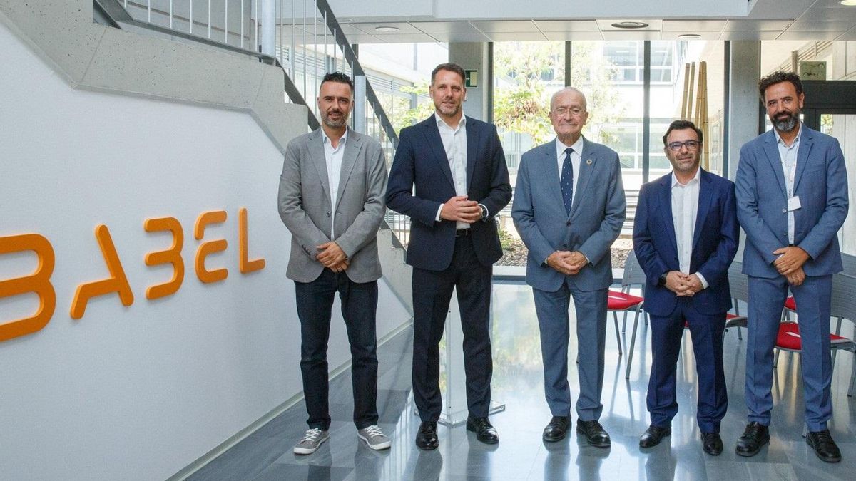 Raúl Jiménez, director gerente de la Agencia Digital de Andalucía; Tony Olivo, CEO de Babel; Francisco de la Torre, alcalde de Málaga, Francisco Gallardo, director de Babel en Málaga, y Mario Casado, Cybersecurity & Managed Services Business.