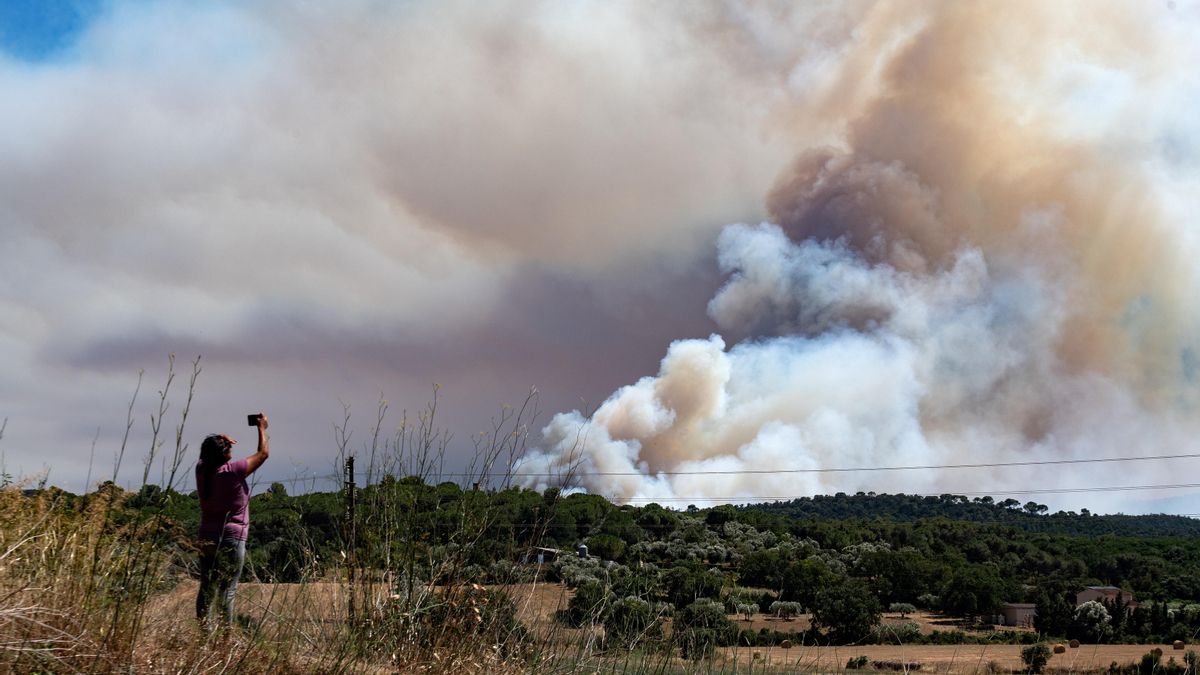 El incendio fuera de control en Girona quema 2.300 hectáreas y alcanza algunas casas en Calonge