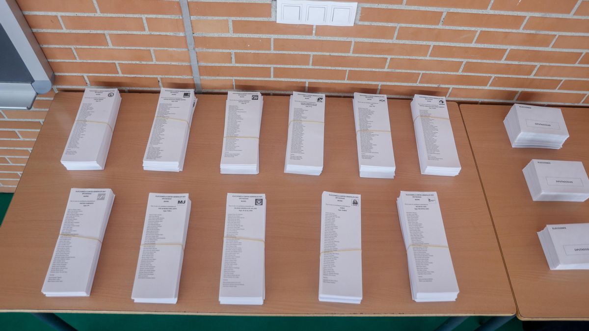Archivo - Papeletas electorales de distintos partidos