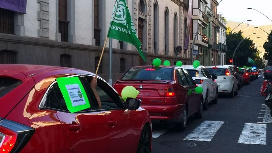 Protesta de profesores en Santa Cruz de Tenerife para pedir que se aplacen las oposiciones. 