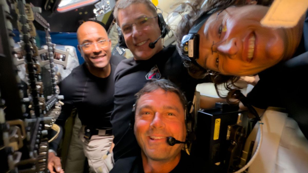 Los tripulantes de Artemisa II durante el sobrevuelo al lado oculto de la Luna.