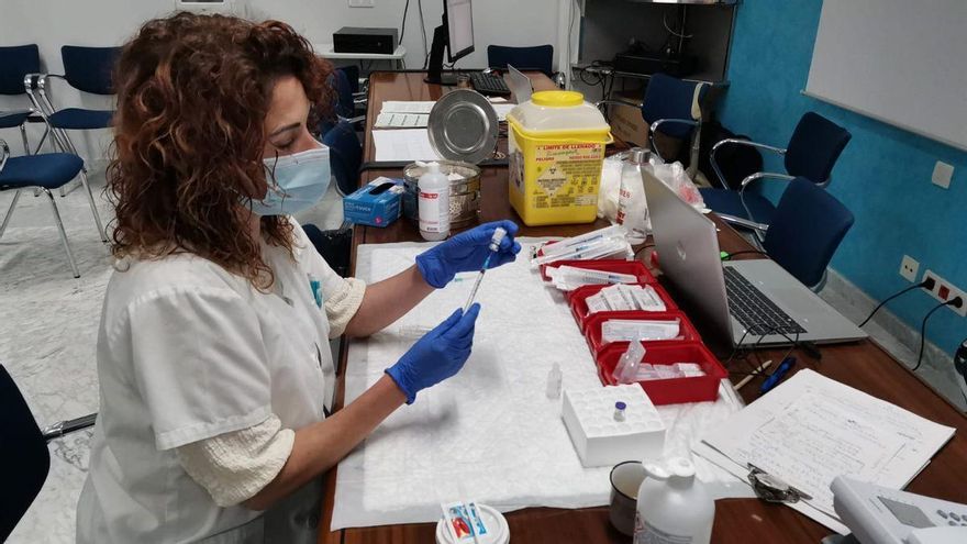 Las personas de entre 40 y 49 años ya pueden pedir su cita para recibir la tercera dosis de la vacuna contra la COVID-19 en Canarias