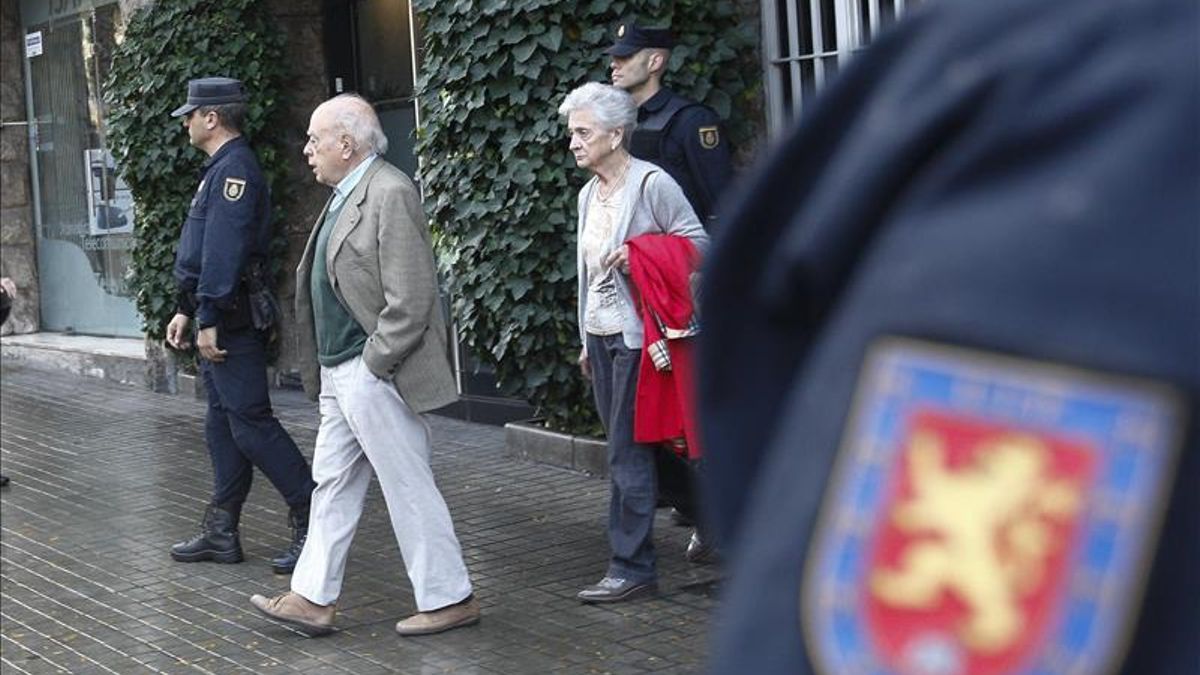 El expresidente Pujol y su esposa abandonan su domicilio durante el registro