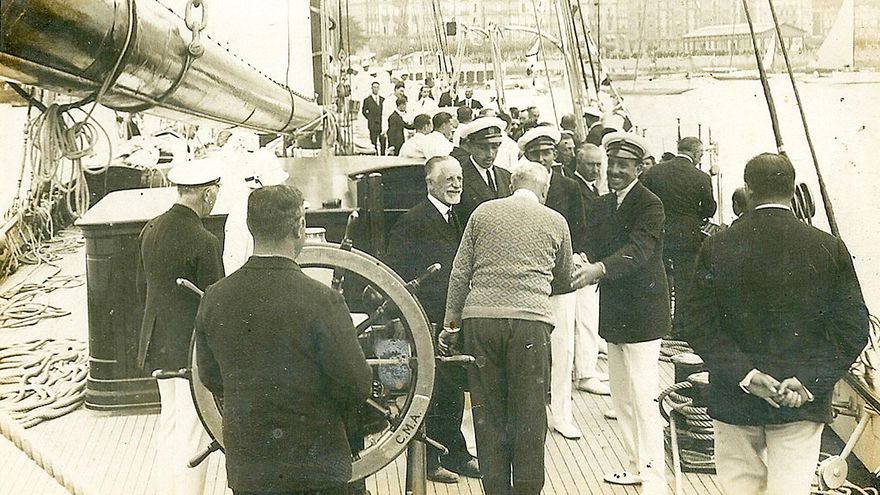Alfonso XIII felicita a Horacio Echevarrieta sobre la cubierta del María del Carmen Ana, en 1929