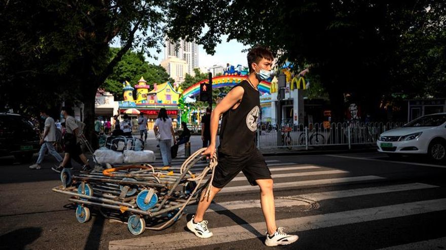 A man pulls a cart in a workshop district of Guangzhou, Guangdong province, China, 20 April 2020. Daily life in Guangzhou is slowly returning to normal while countries around the? world are taking increased measures to stem the widespread of the SARS-CoV-2 coronavirus which causes the Covid-19 disease.