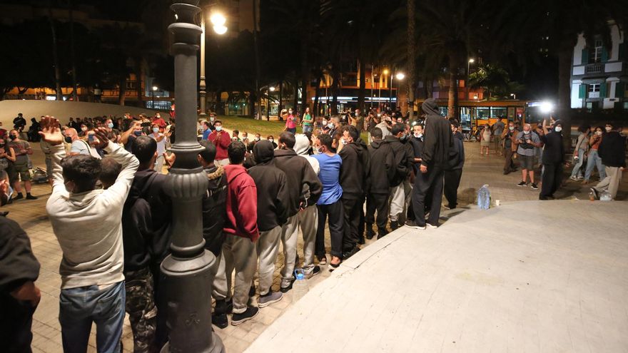 Migrantes esperando más de seis horas en la calle para ser alojados. (ALEJANDRO RAMOS)
