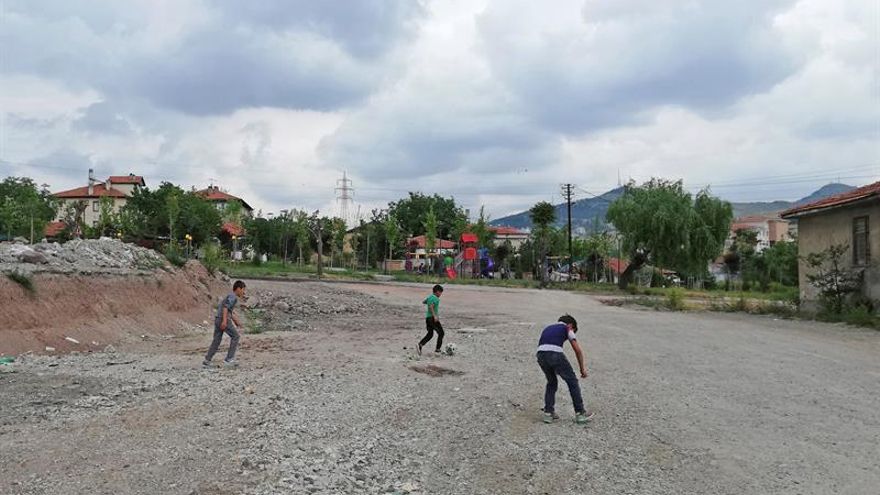Fotografía tomada en junio de 2019 de niños sirios en el barrio de Altindag, también conocido como "la pequeña Alepo",que aloja a la mayoría de los 70.000 refugiados sirios registrados en Ankara.