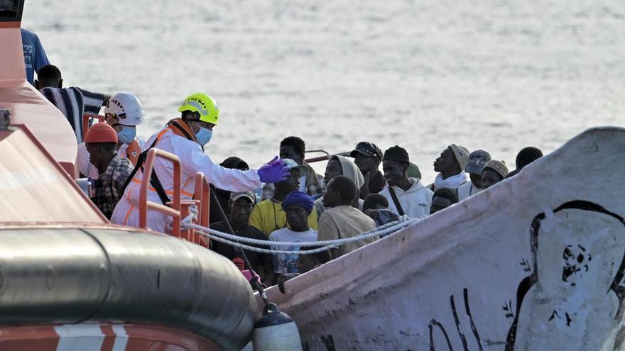 Salvamento Marítimo rescata un cayuco con ocho menores a bordo cerca de El Hierro