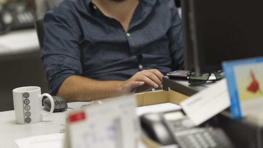 Archivo - Oficina, ordenadores, trabajo, trabajando, empleo, desempleo, paro, trabajador