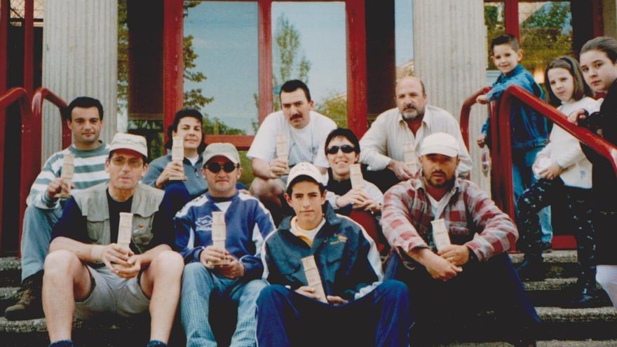 Participantes en la edición de 2001 posan con sus miliarios.
