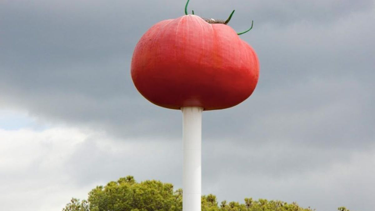 Por qué al llegar a este municipio extremeño ves una escultura de un enorme tomate a 12 metros de altura