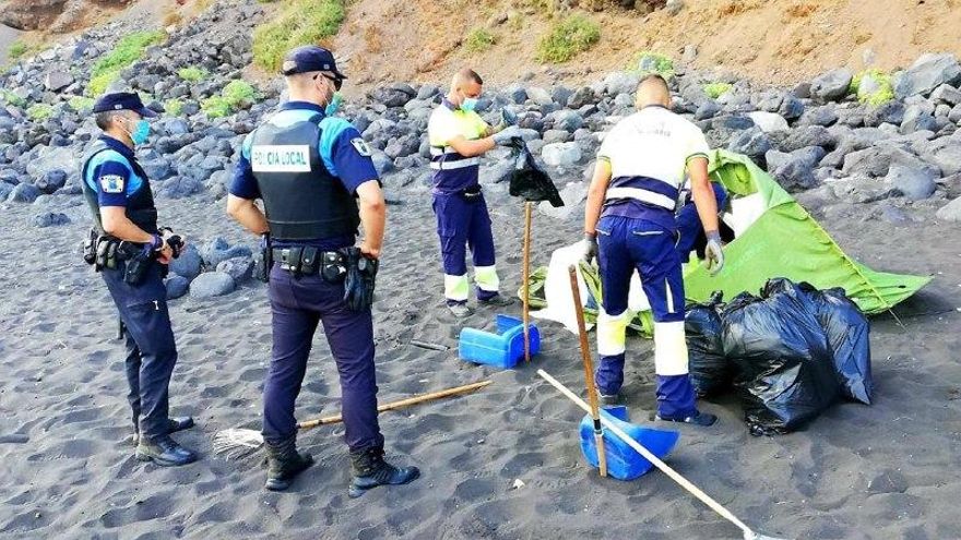Policía Local de La Orotava y Guardia Civil, durante el operativo de desalojo de la playa de Los Patos