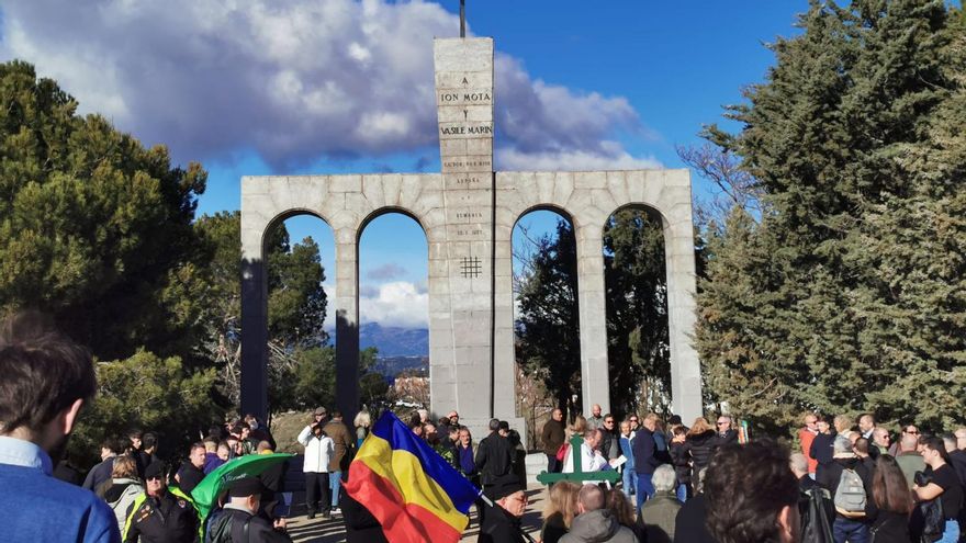 Concentración de homenaje a Ion Mota y Vasile Marin ante el monumento, en enero de 2025.