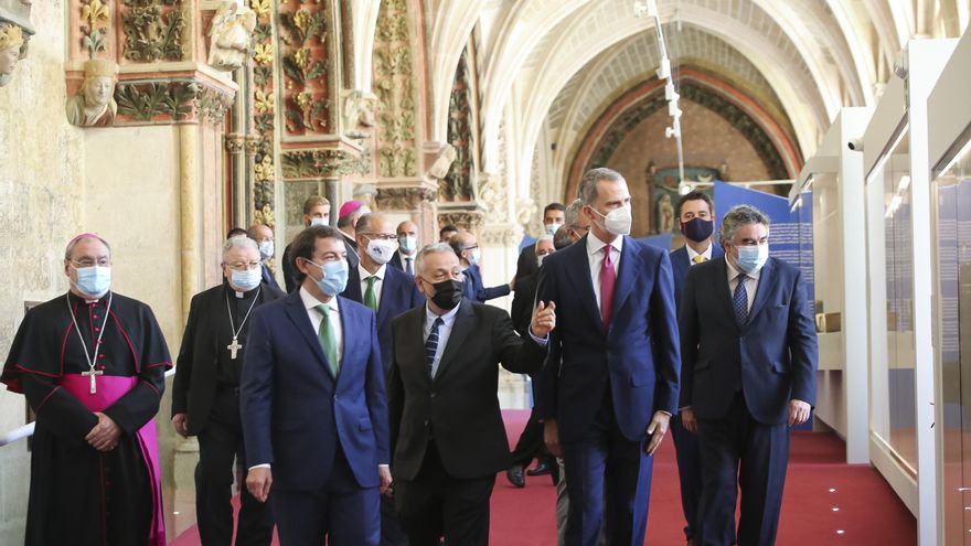 El Rey Felipe VI durante su visita a la Catedral de Burgos, sede de la exposición 'Lux'.