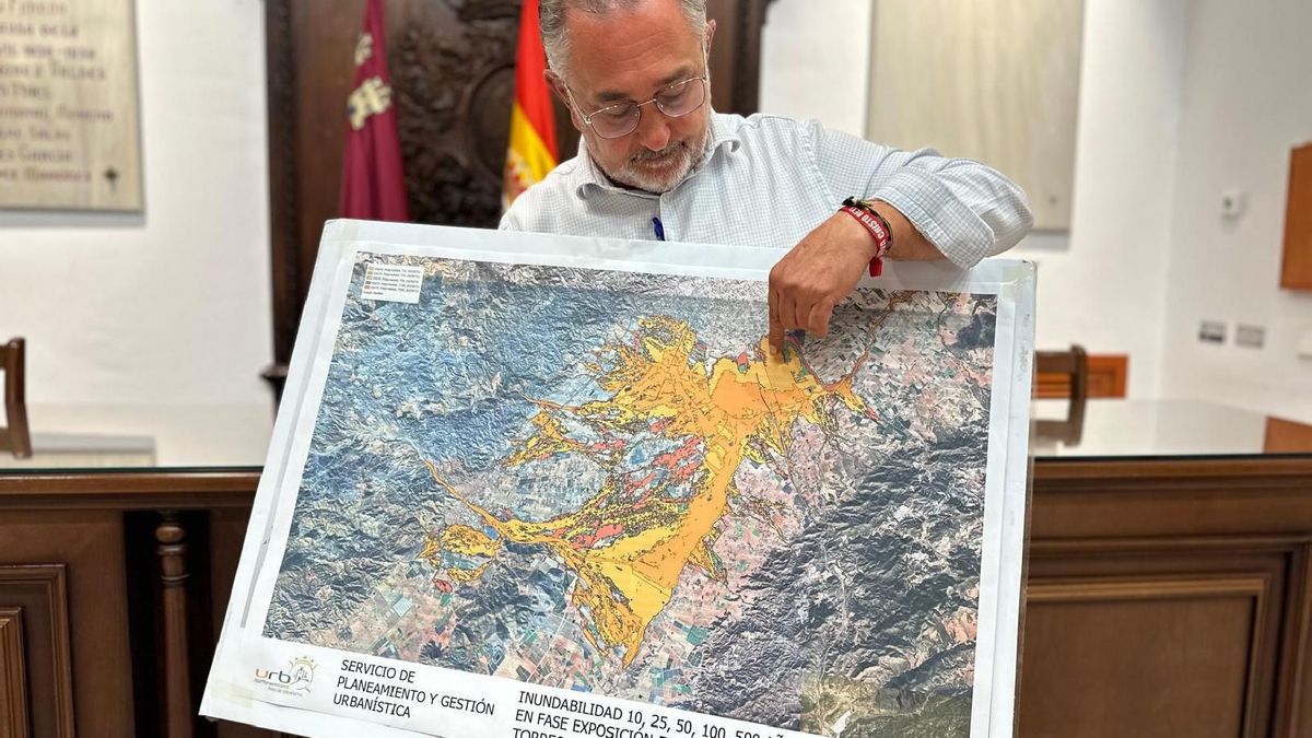 El concejal de Agricultura del Ayuntamiento de Lorca, Ángel Meca, muestra el último mapa de riesgo de inundación publicado por el MITECO