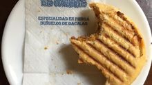 El montadito de pringá es la especialidad en la Bodega Santa Cruz-Las Columnas. Vaya con paciencia