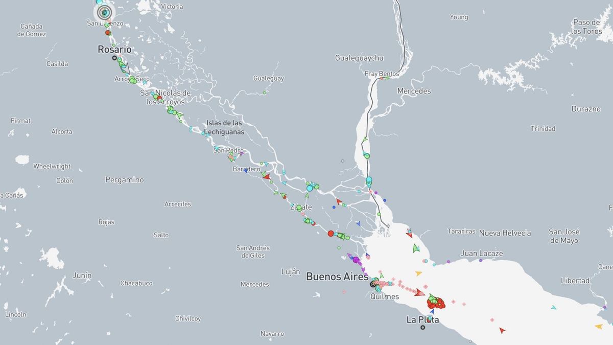 La navegación en el Paraná y el río de la Plata está fuertementeme afectada, con mayoría de buques parados (amarrados o anclados, referenciados en los puntos de color).