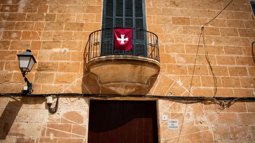 Desenterrar a los abuelos para cobrar la herencia: la batalla entre ricos por hacerse con obras de arte y palacetes en Menorca