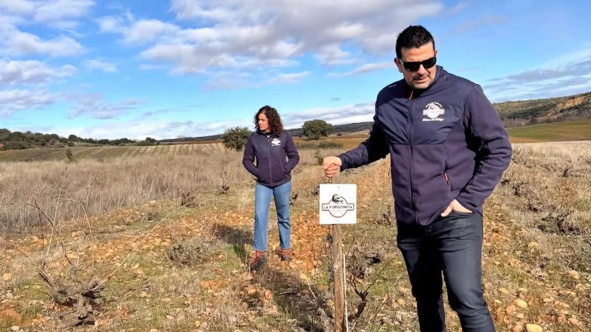 León Flórez y Sara Martínez de La Furgoneta que miraba al Órbigo.