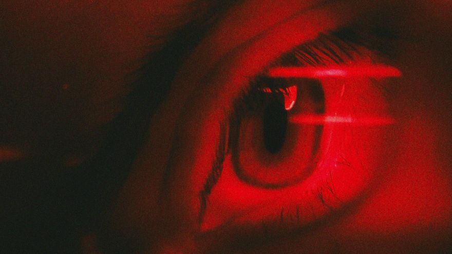 Apuntar un láser rojo a la retina, la arriesgada terapia para frenar la ‘epidemia’ de miopía infantil en China