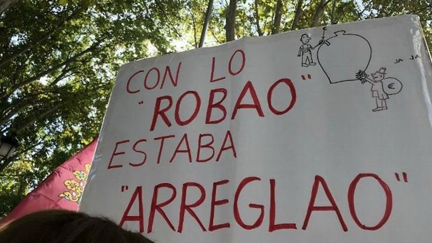 Elocuente pancarta con la bandera de León detrás.