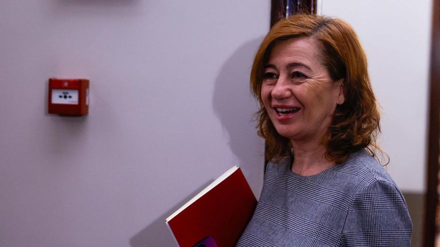 La presidenta del Congreso, Francina Armengol, se dirige a participar en la reunión de la Mesa de Portavoces del Congreso de los Diputados este martes.