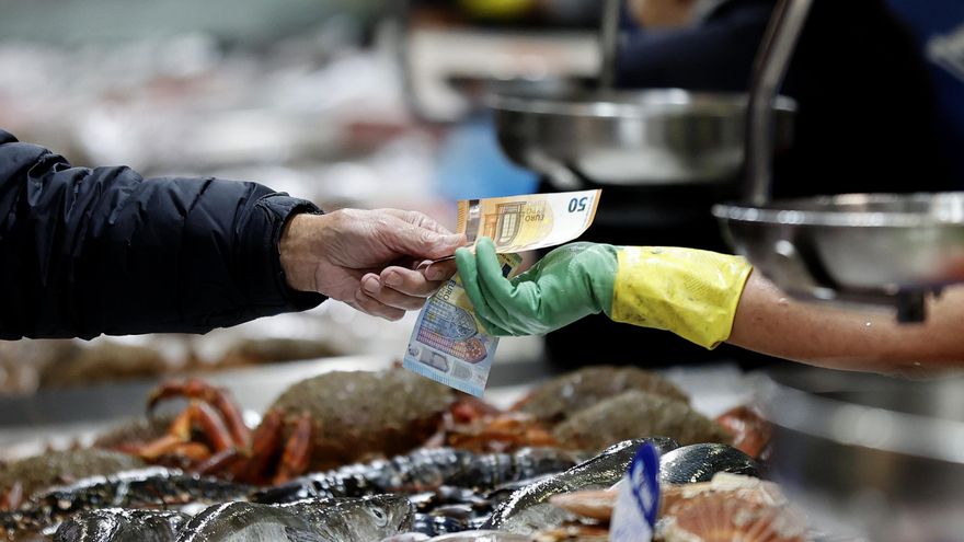 Un hombre paga el pescado adquirido en uno de los puestos del mercado de la plaza de Lugo, en la ciudad de A Coruña. El efectivo fue la alternativa para poder pagar el día del apagón