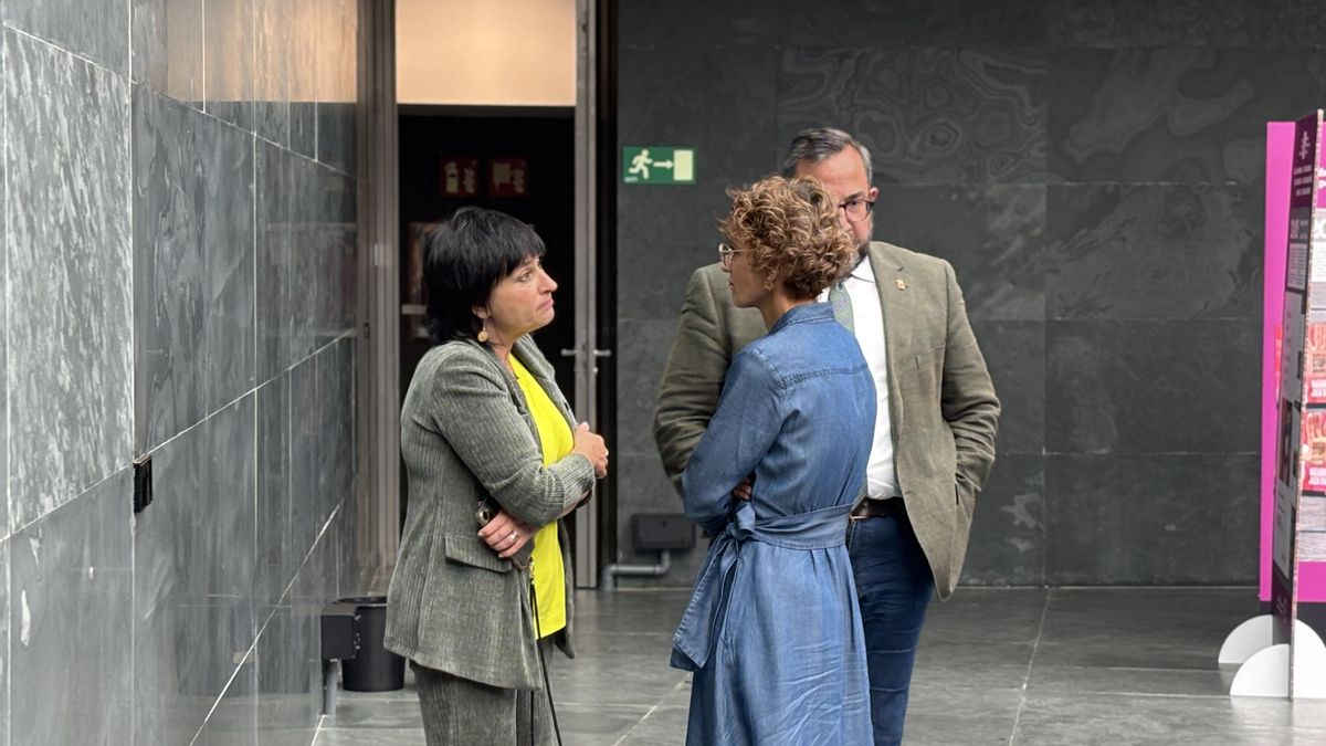María Chivite conversa con la portavoz de EH Bildu, Laura Aznal, en los pasillos del Parlamento de Navarra minutos antes de que se vote la ley de UPN que casi acaba con el Gobierno foral.