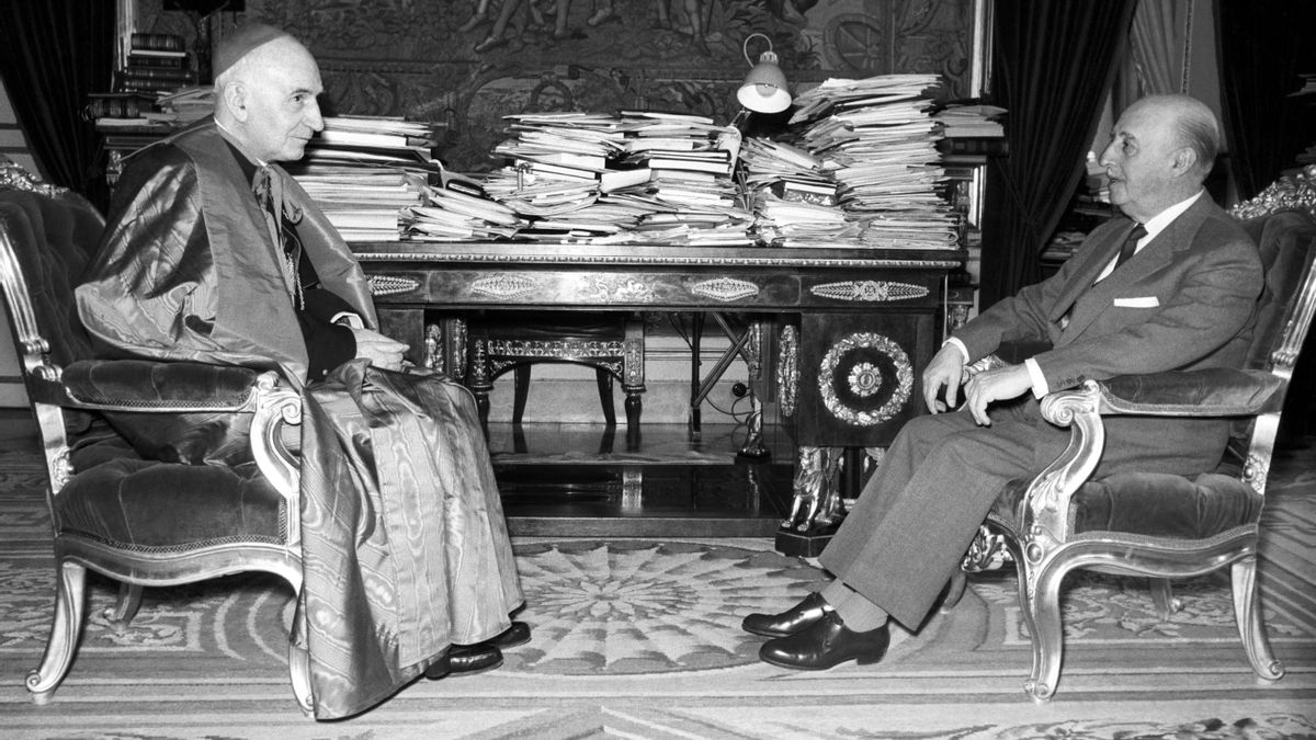 Francisco Franco recibe en audiencia al cardenal Herrera Oria, en 1965.