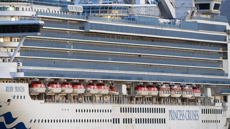 El crucero Ruby Princess atracado antes de partir de Port Kembla en Wollongong, Nueva Gales del Sur, el 23 de abril de 2020.  EFE/EPA/DEAN LEWINS