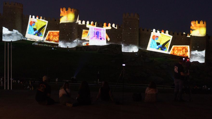 Ávila homenajea a héroes de la pandemia con emotivo espectáculo en la muralla