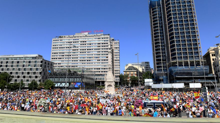 Vista general de la manifestación convocada por la plataforma Unión 78, este domingo, en la Plaza de Colón de Madrid, para mostrar su oposición a los indultos a los condenados por el "procés". EFE/Víctor Lerena
