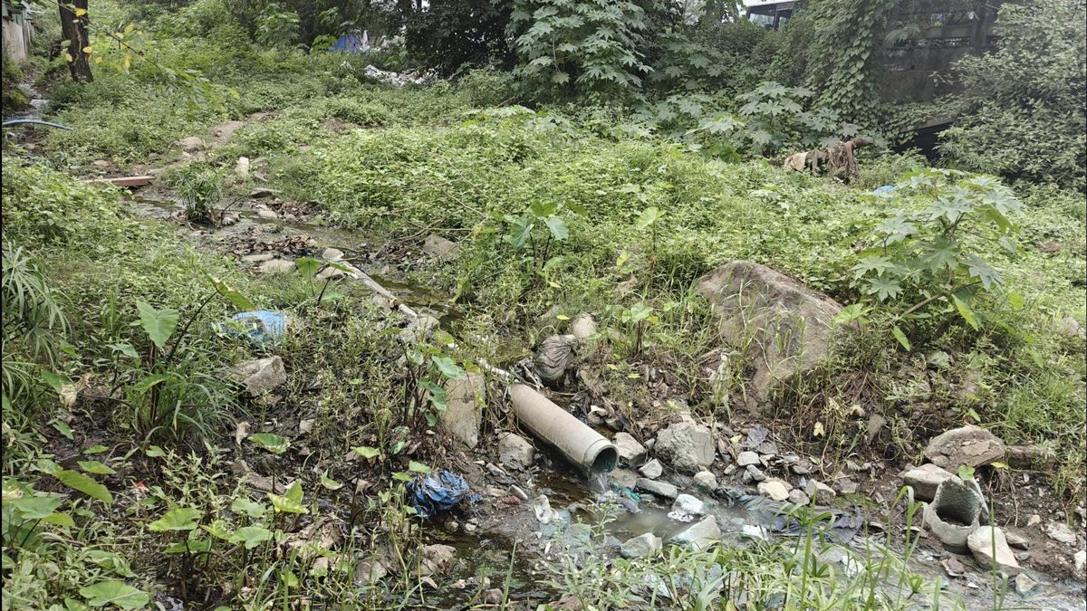 Una de las tuberías que utiliza Amphenol para verter aguas residuales sin tratar en Pune (India)